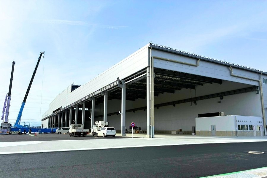 施工実績を象徴する大型工場の外観建物