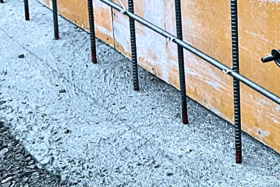 コンクリート床面への正確な墨出しの跡